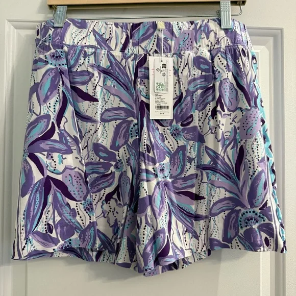 Lilly Pulitzer pull-on stretch shorts - Picture 2 of 3